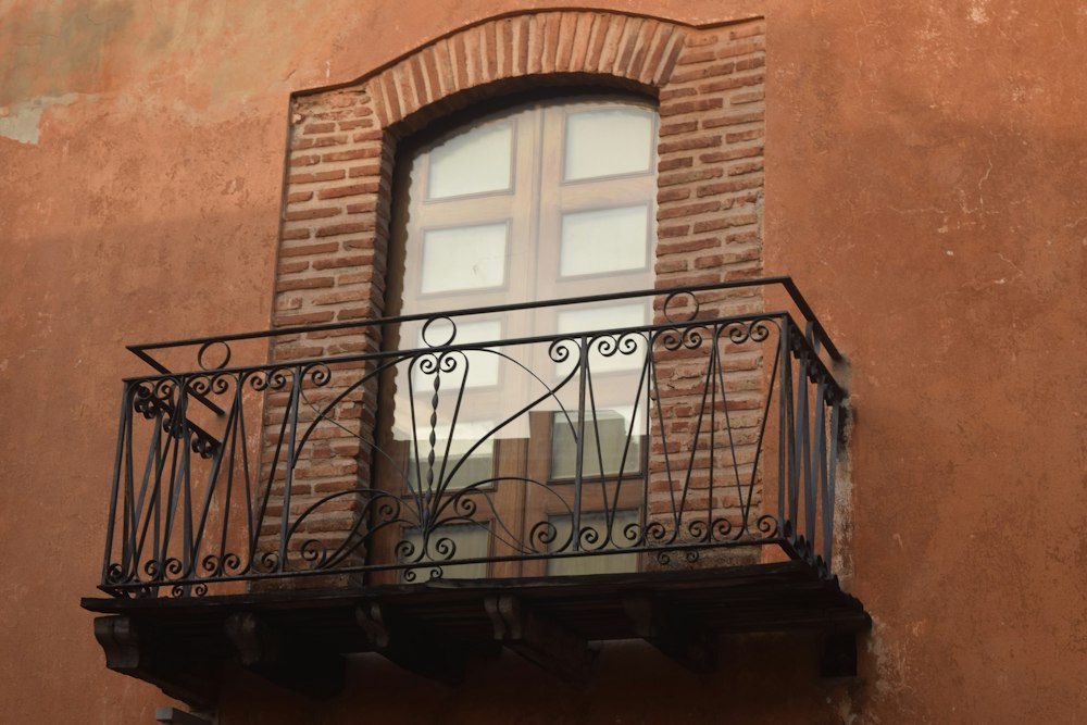 Balcón con baranda de fierro forjado bajo una ventana