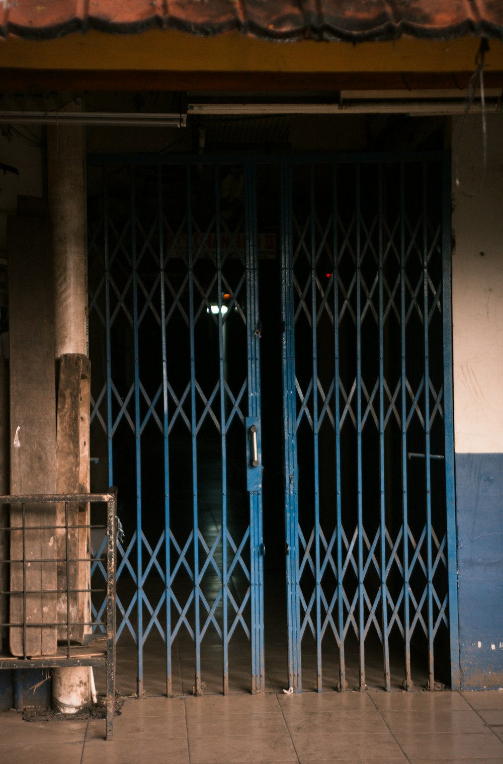 Reja tijera plegable en el acceso de un local en su comuna